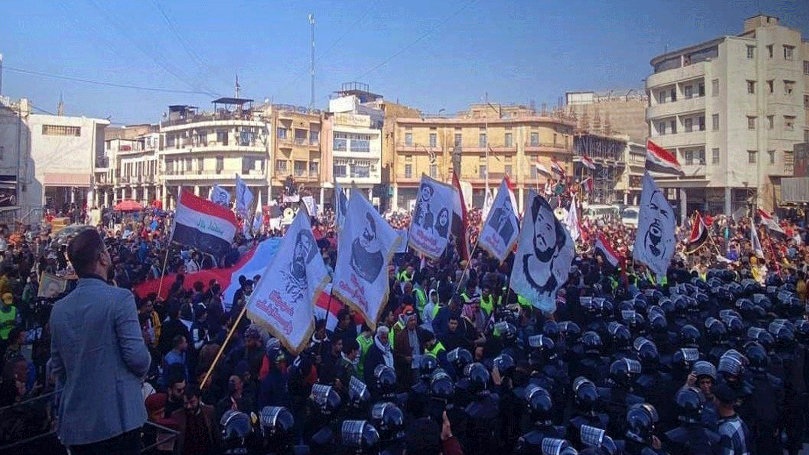 محتجون يتظاهرون في بغداد في 25 كانون الثاني\ يناير 2023 ضد فساد المسؤولين وانهيار الدينار امام الدولار وارتفاع الاسعار (تويتر)