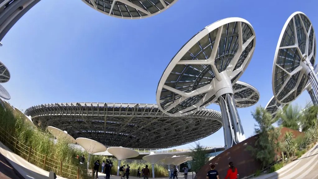 صورة تظهر الألواح الشمسية التي استخدمت لتوليد الطاقة المتجددة في جناح الاستدامة خلال جولة إعلامية في معرض إكسبو دبي 2020