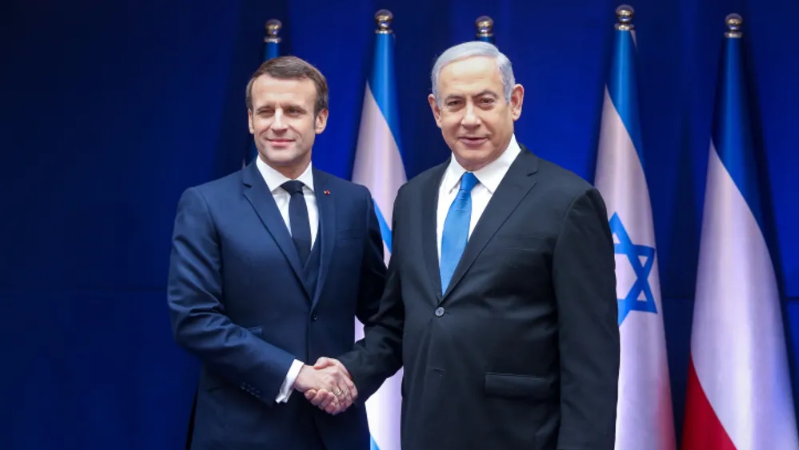 رئيس الوزراء الإسرائيلي بنيامين نتنياهو يقف لالتقاط صورة مع الرئيس الفرنسي إيمانويل ماكرون في منزل رئيس الوزراء في القدس، 22 يناير 2020.