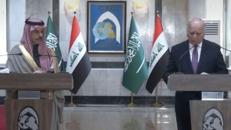 وزيرا خارجية العراق فؤاد حسين ونظيره السعودي الامير فيصل بن فرحان خلال مؤتمرهما الصحافي في بغداد الخميس 2فبراير 2023 (الوكالة الوطنية)