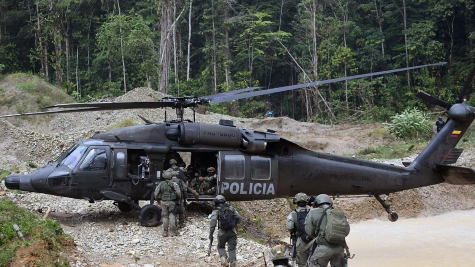 جنود وشرطيون كولومبيون يستقلون طائرة هليكوبتر بعد تدمير آلات ثقيلة في مكان تعدين غير قانوني للذهب، في تريانغولو دي تيليمبي بكولومبيا 25 يناير 2023
