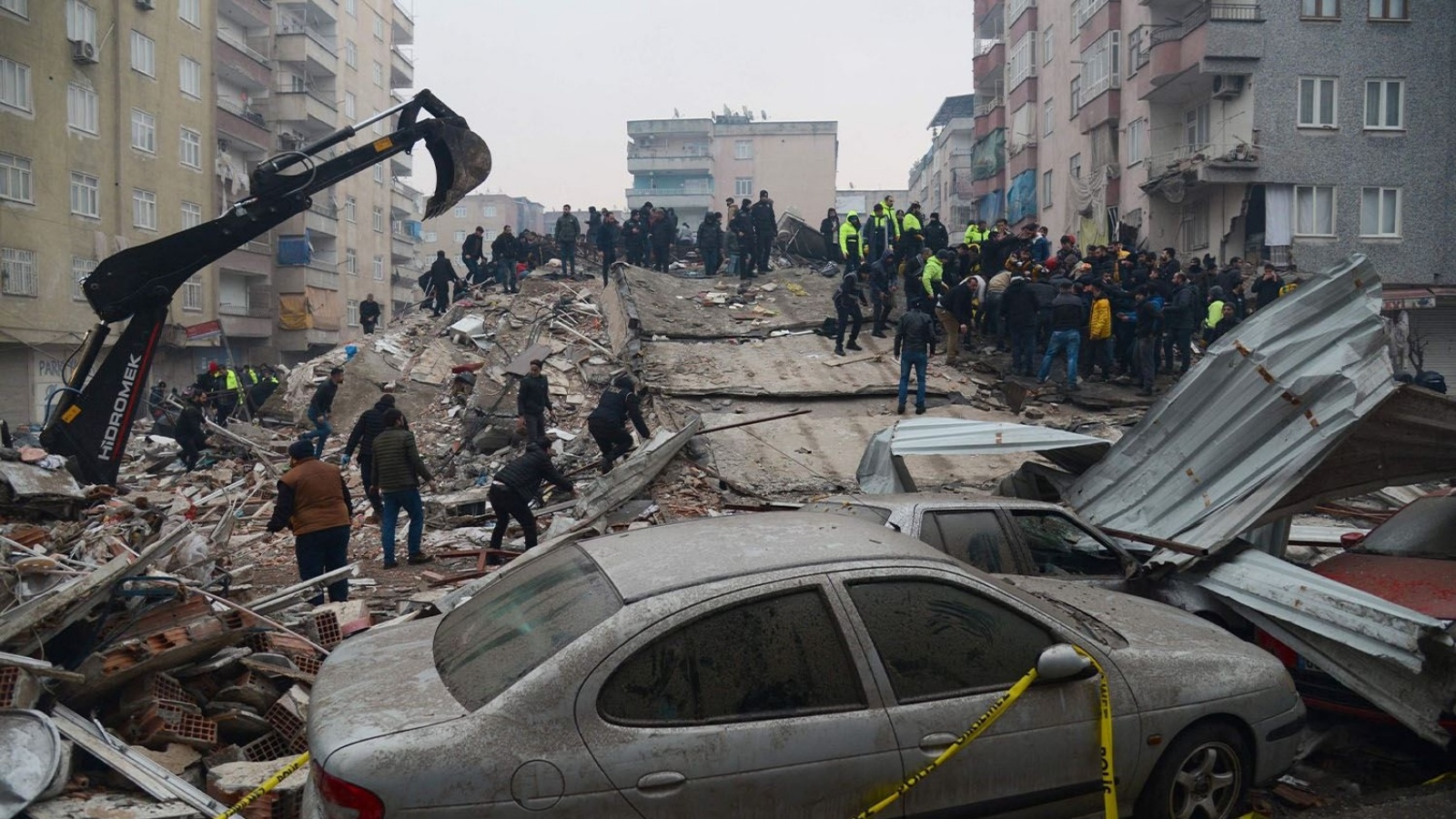 فرق الانقاذ تبحث عن ناجين في مدينة ديار بكر جراء الزلازل التي ضربت جنوب البلاد الاثنين 6 فبراير 2023 (أ ف ب)