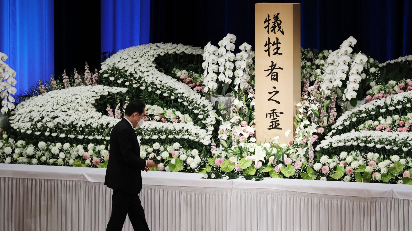 رئيس الوزراء الياباني فوميو كيشيدا يقدم الزهور في حفل الذكرى لإحياء الذكرى الثانية عشرة لزلزال 2011 وتسونامي والكارثة النووية ، في فوكوشيما، اليابان 11 مارس 2023