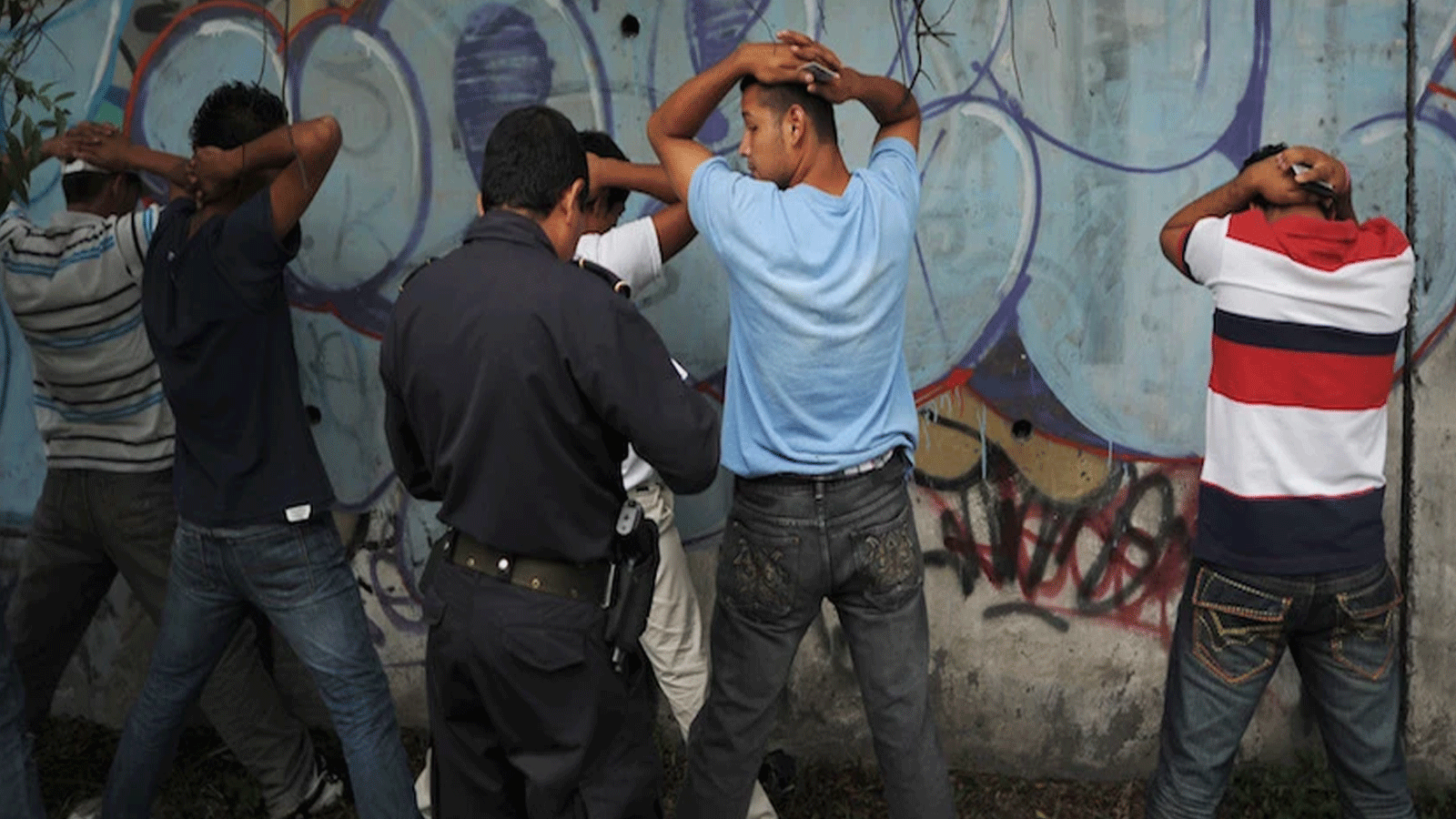 الشرطة تلقي القبض على أعضاء مزعومين من عصابة MS-13 خلال اجتماع لأفضل الممارسات في عمليات السلام وبناء المجتمع والتدخل وإعادة الإدماج نظمته منظمة الدول الأميركية في إيلوبانغو ، السلفادور في 20سبتمبر\ أيلول 2020 