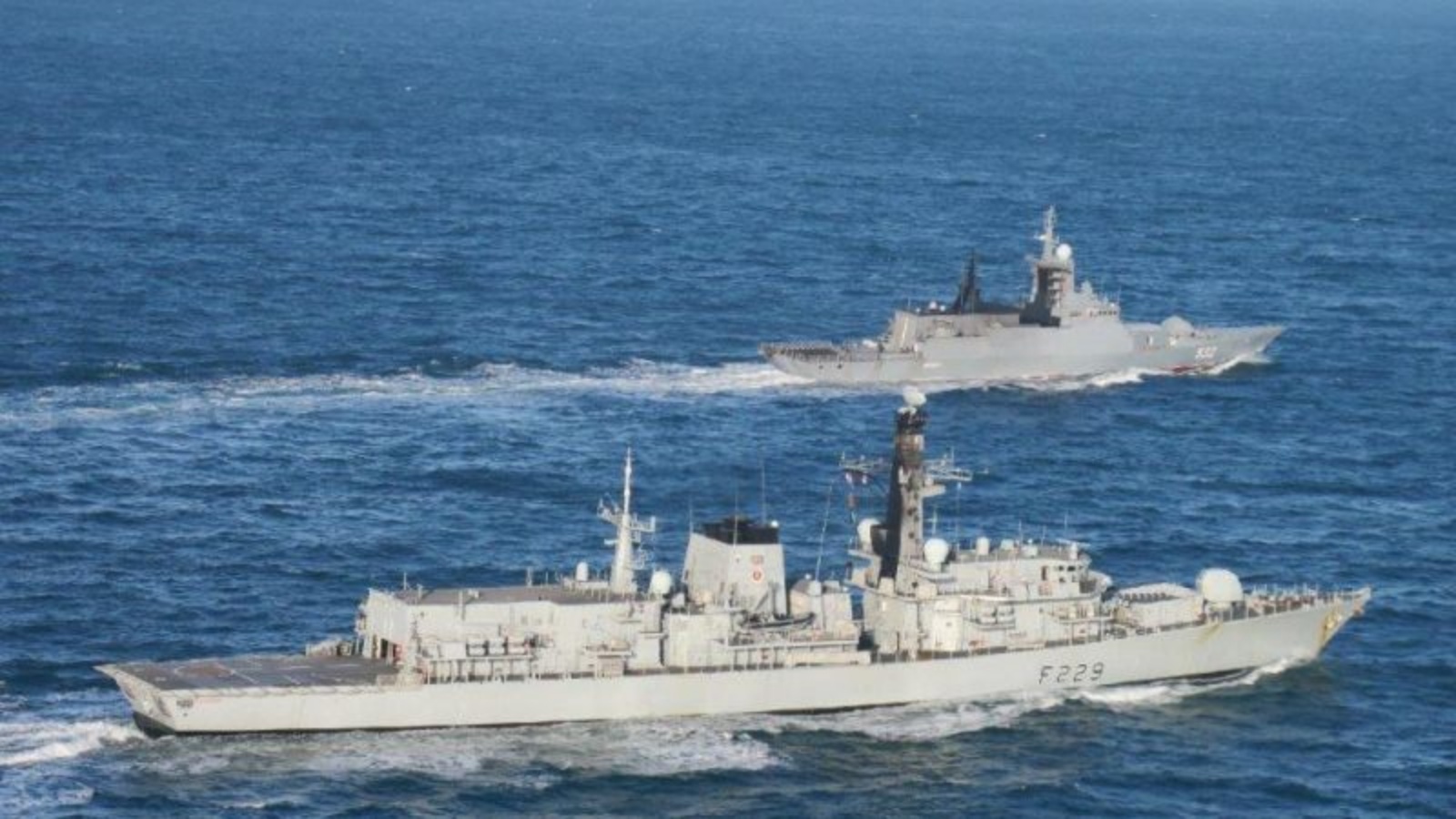 صورة من البحرية الملكية للسفينتين الروسيتين في المياه البريطانية 