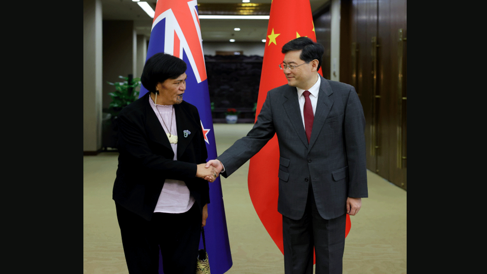 مستشار الدولة ووزير الخارجية الصيني كينغ غانغ بستقبل وزيرة الخارجية النيوزيلندية نانا ماهوتا في بكين(الخارجية الصينية)