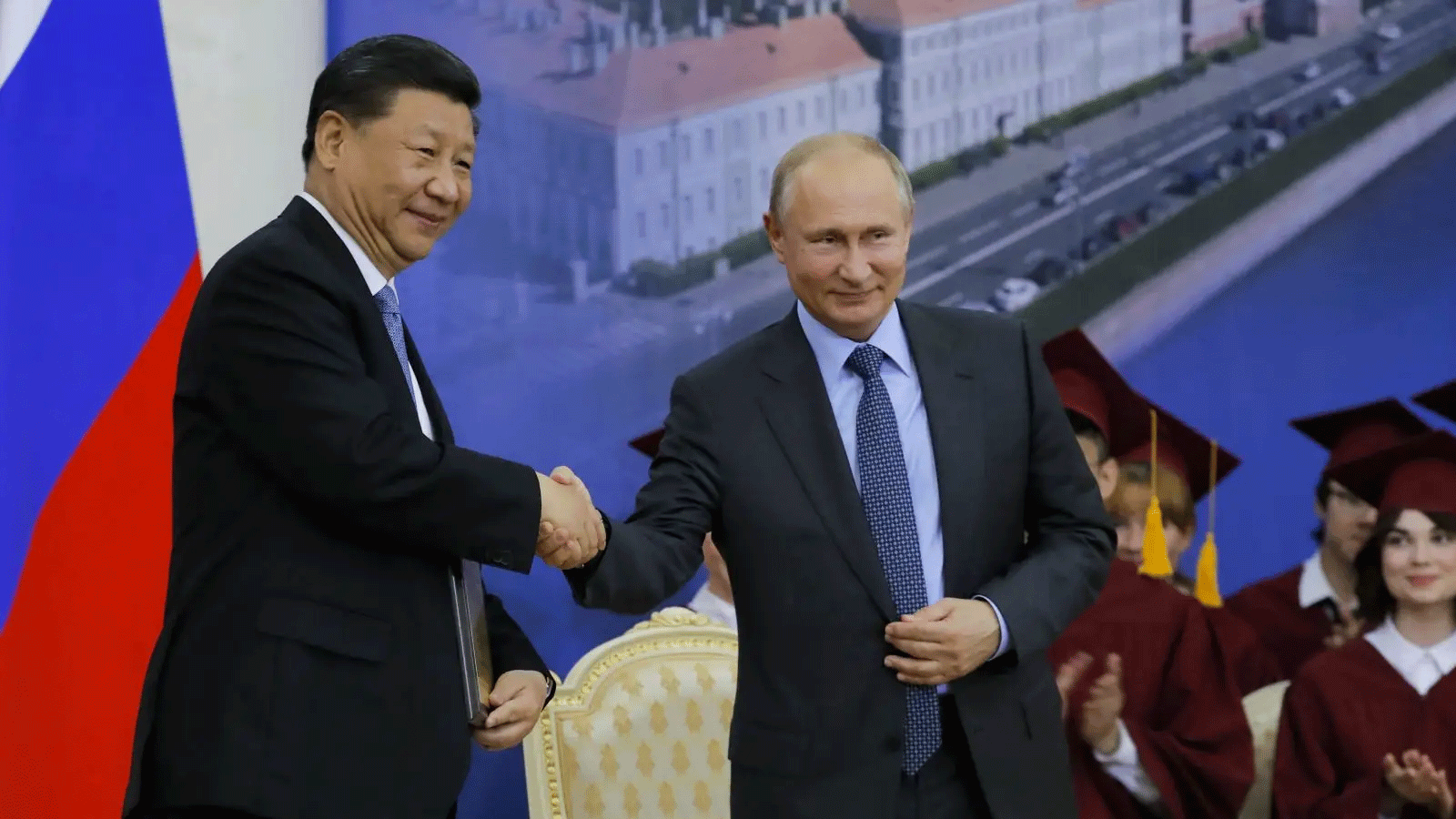 مصافحة تعاون بين موسكو وبكين. الرئيسان الروسي فلاديمير بوتين والصيني شي جينبينغ (أرشيفية)