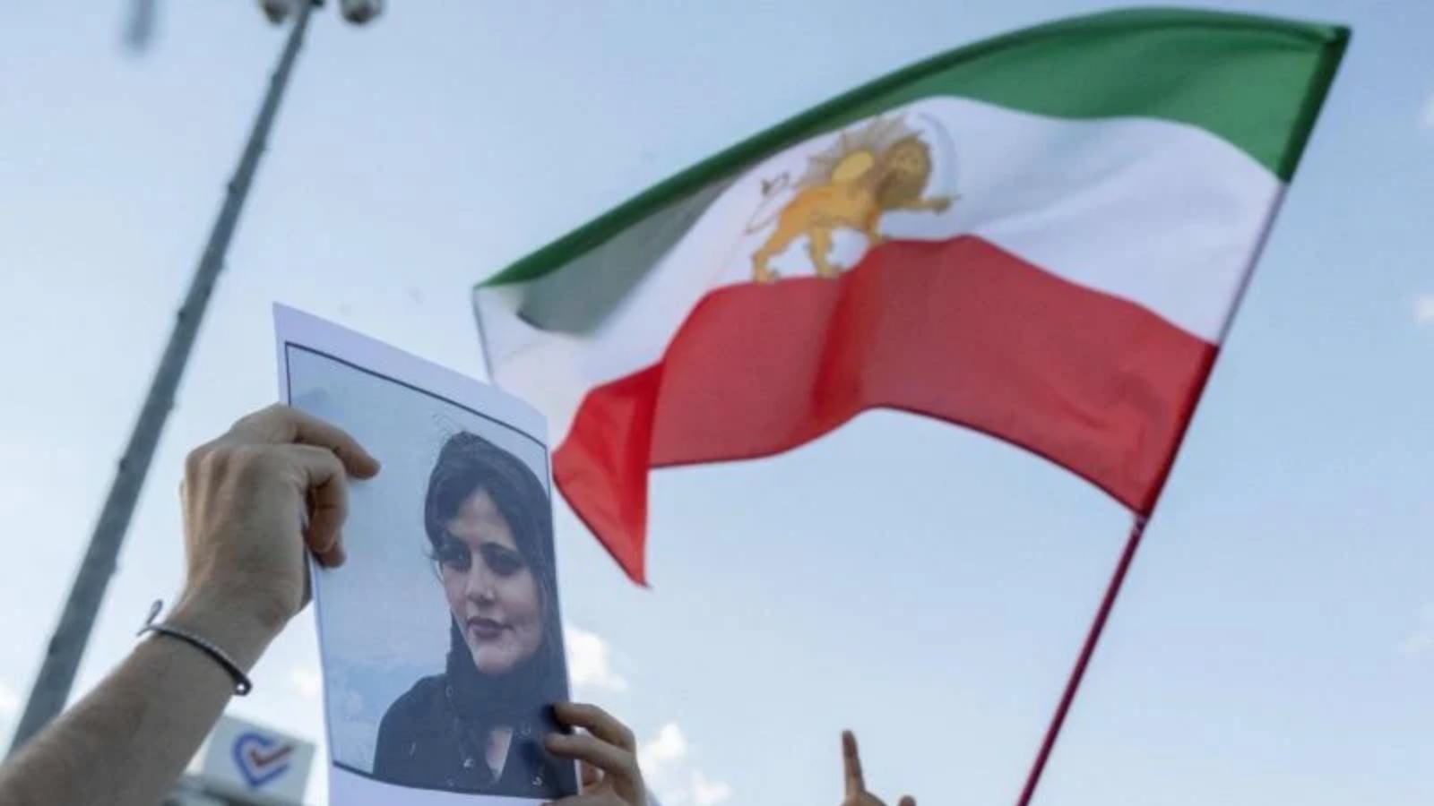 متظاهر يحمل صورة مهسا أميني ، التي أثار موتها موجة من المظاهرات في إيران وأماكن أخرى