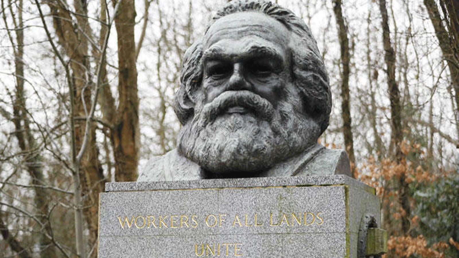 تمثال نصفي من البرونز على قمة النصب التذكاري في قبر الفيلسوف الثوري الألماني كارل ماركس. هايغيت في شمال لندن\ 5 فبراير\ شباط 2019