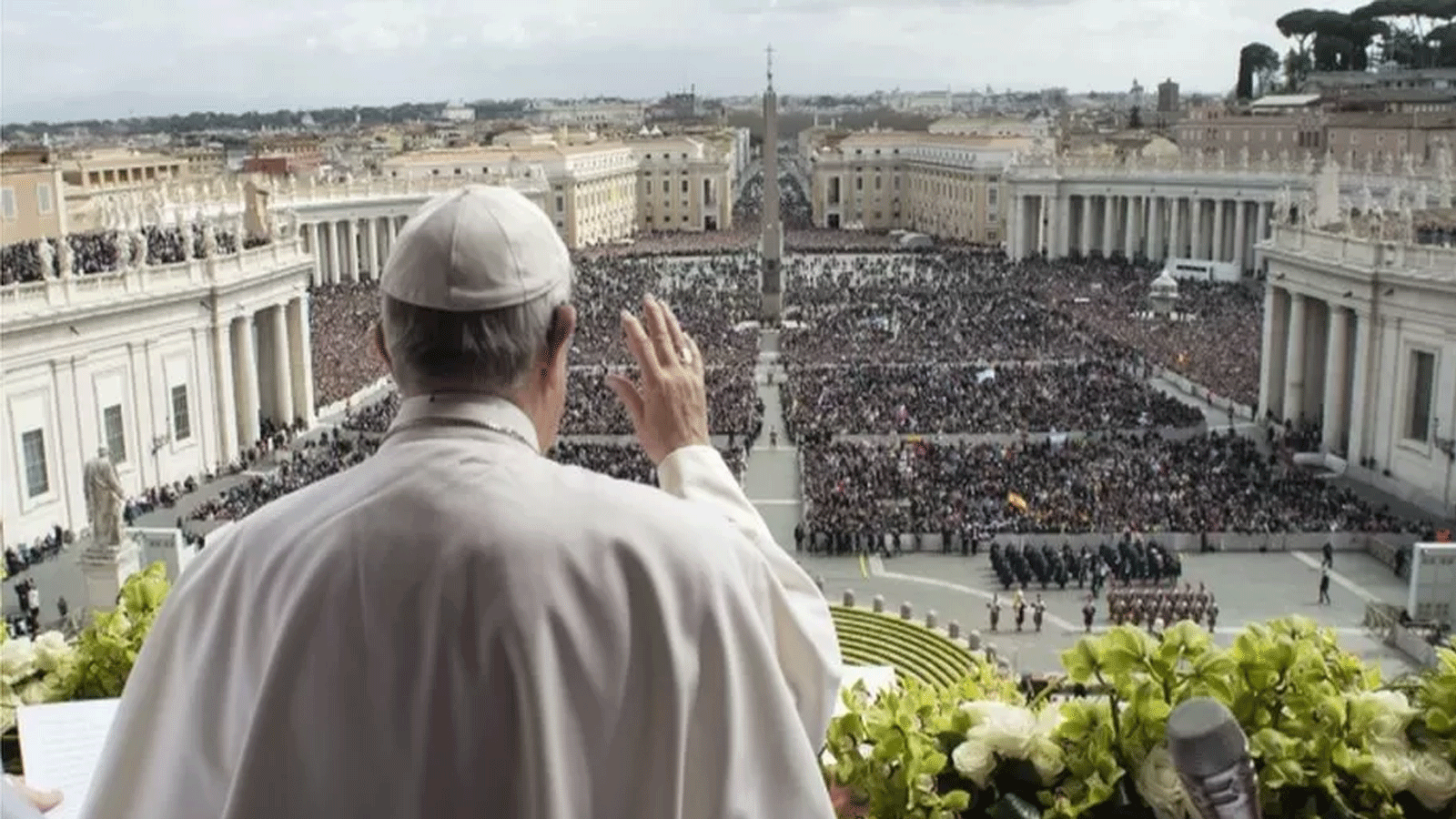 البابا فرنسيس يُحيي المؤمنين في باحة كنيسة القديس بطرس في الفاتيكان