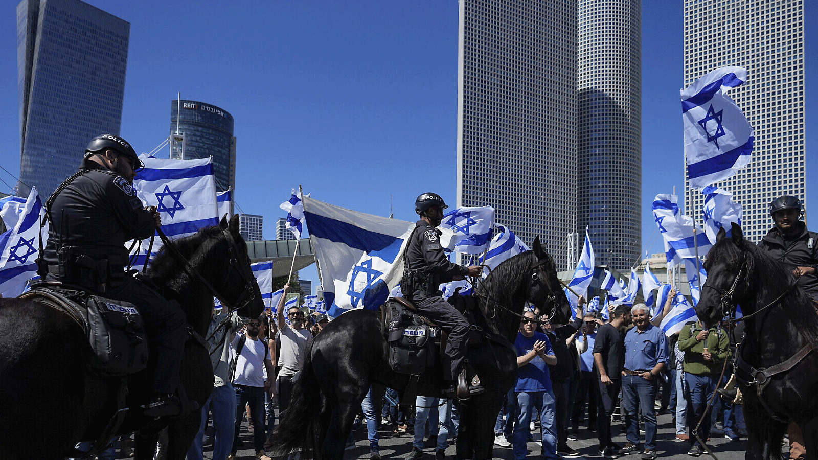 متظاهرون إسرائيليون يحتجون على مشروع الاصلاح القضائي في مواجهة عناصر الشرطة