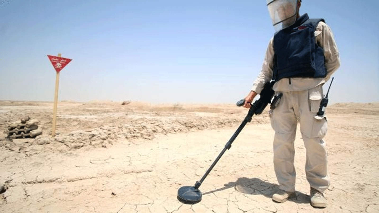 البحث عن الألغام ومخلفات الحروب في مناطق عراقية (تويتر)