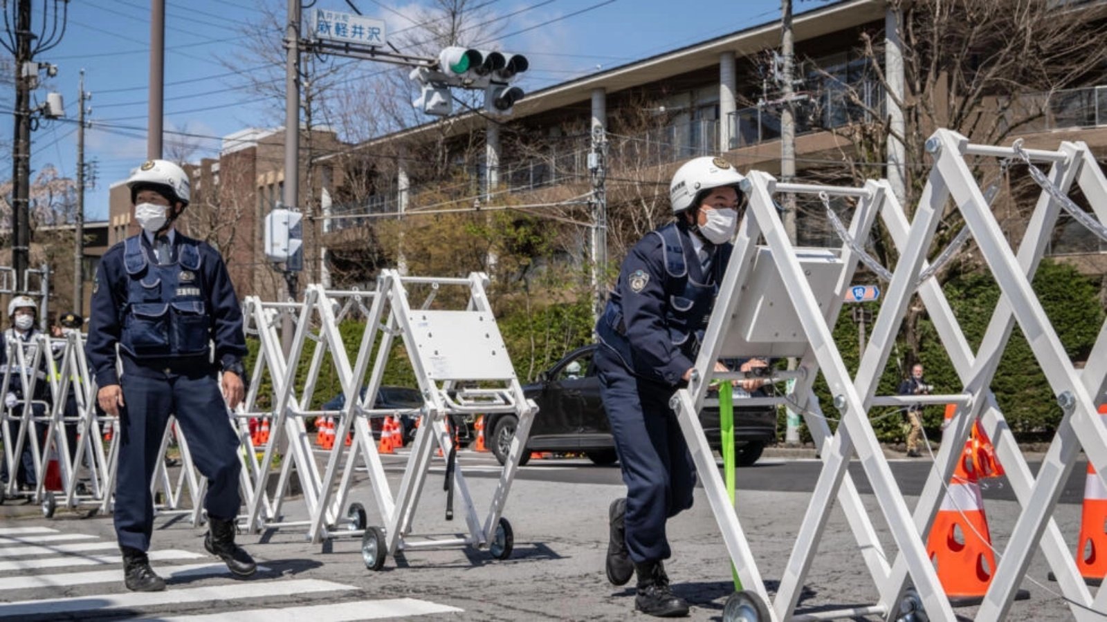 رجال شرطة يغلقون طريقا أمام مكان انعقاد اجتماع وزراء خارجية مجموعة السبع في كارويزاوا في منطقة ناغانو في 16 أبريل 2023