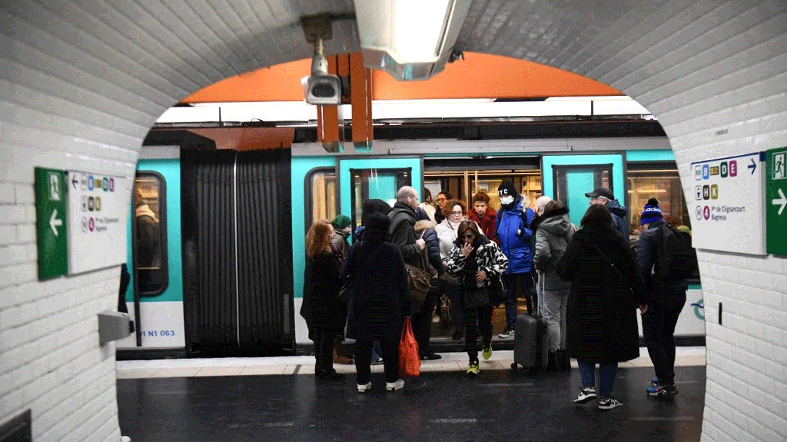مقتل امرأة في مترو باريس بعدما علق معطفها في باب قطار