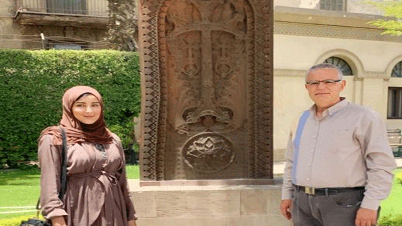 لقطة للكاتبة والباحثة السعودية تواصيف المقبل عند النُصب التذكاري للمذبحة الأرمنية في القاهرة مع رئيس الهيئة الوطنية الأرمنية الدكتور آرمين مظلوميان