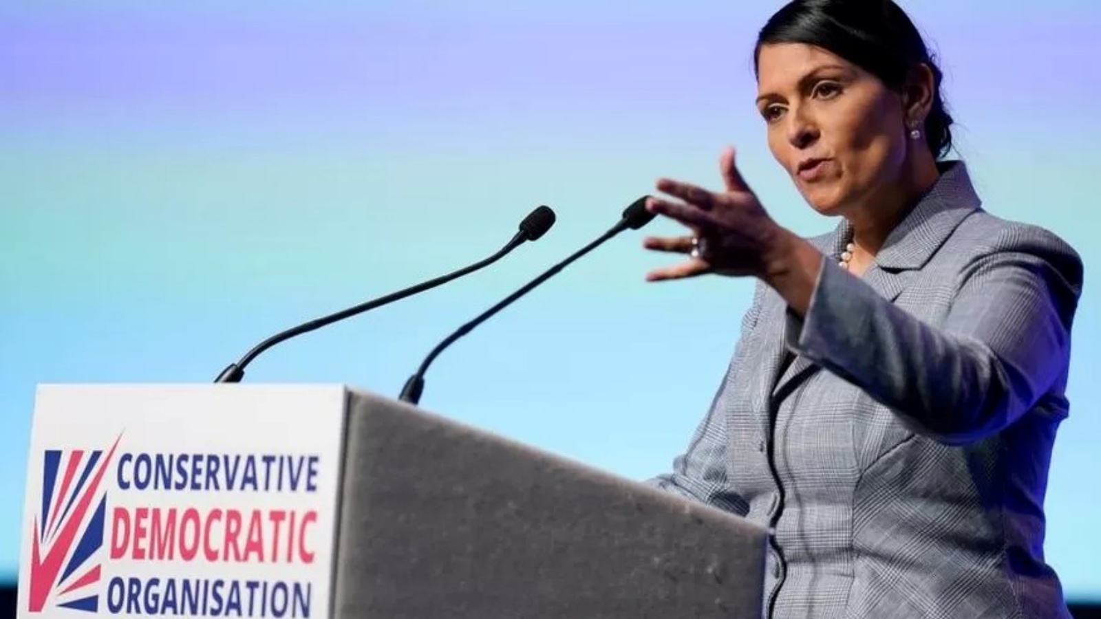 وزيرة الداخلية البريطانية السابقة خلال خطابها باطلاق المنظمة الجديدة