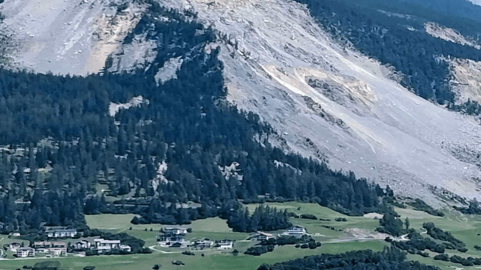قسم من الجبل يهدد بالانهيار في قرية برينز في غراوبوندن(تويتر)