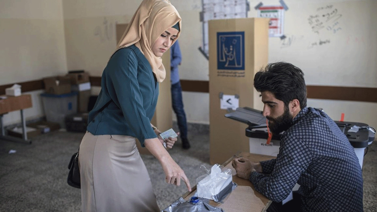 فتاة عراقية تدلي بصوتها في انتخابات سابقة (تويتر)