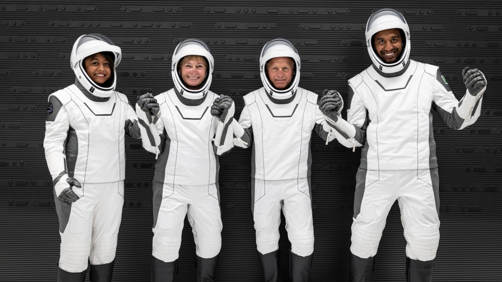 رواد الفضاء علي القرني، جون شيفنر، بيغي ويتسون، وريانة برناوي (من حساب الهيئة السعودية للفضاء الرسمي في تويتر)