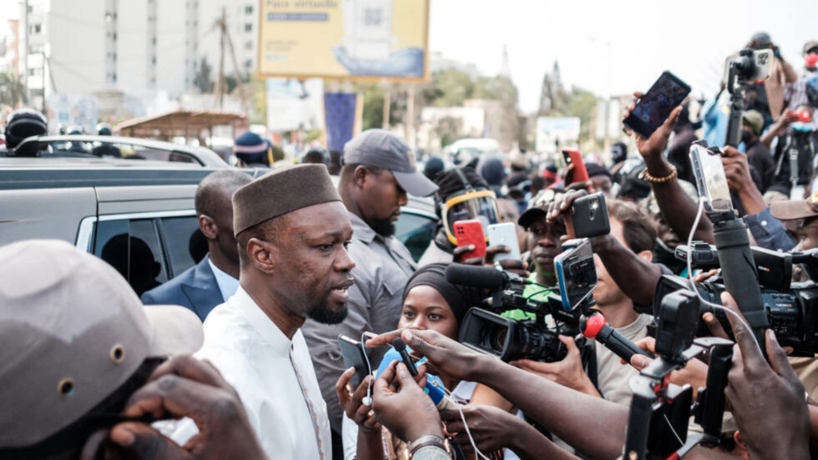 عثمان سونكو يتحدث إلى الصحافيين قبل محاكمته في داكار في 16 مارس 2023. 