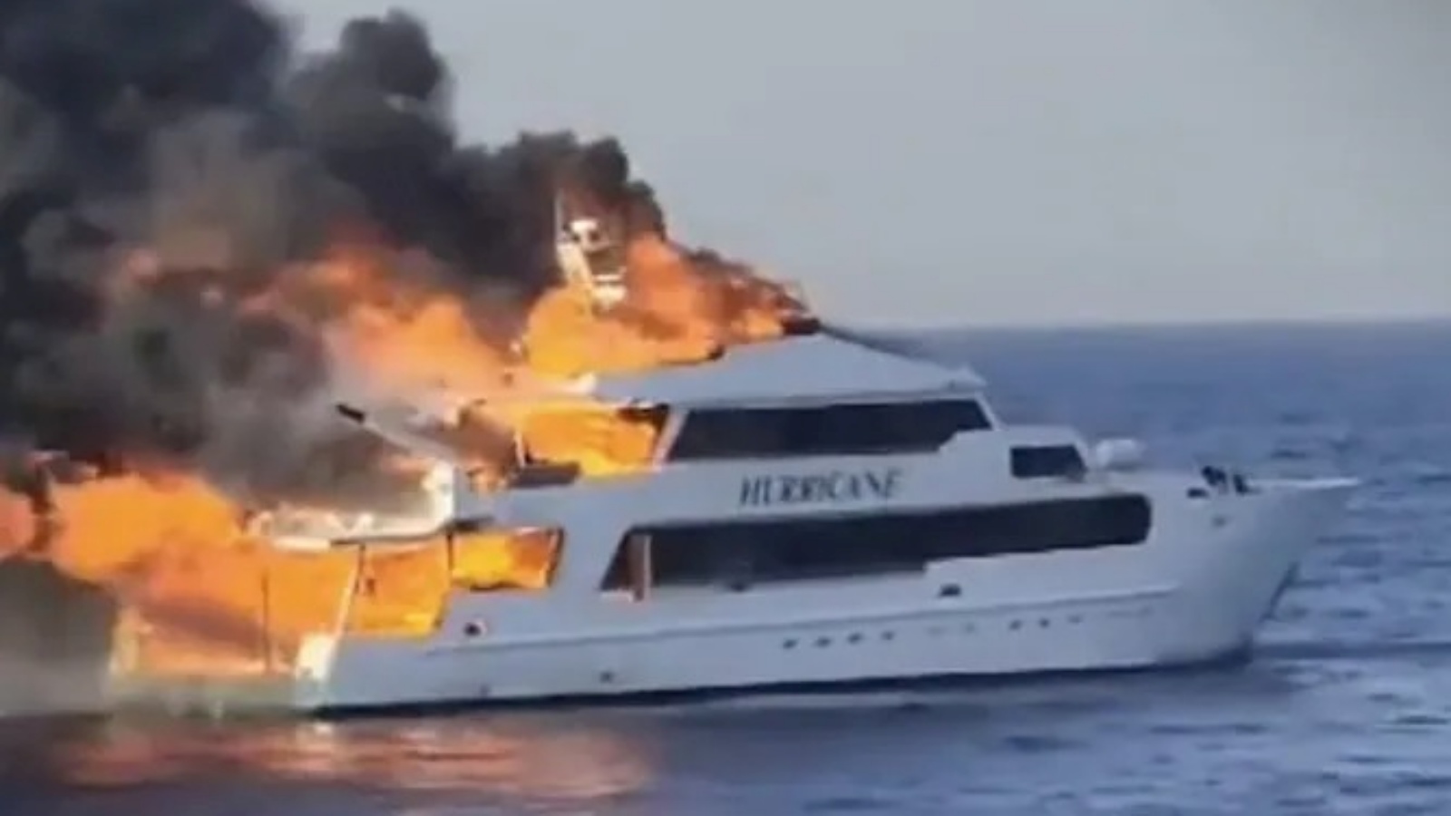 النيران تلتهم قارب الغوص المصري (الإعصار) 
