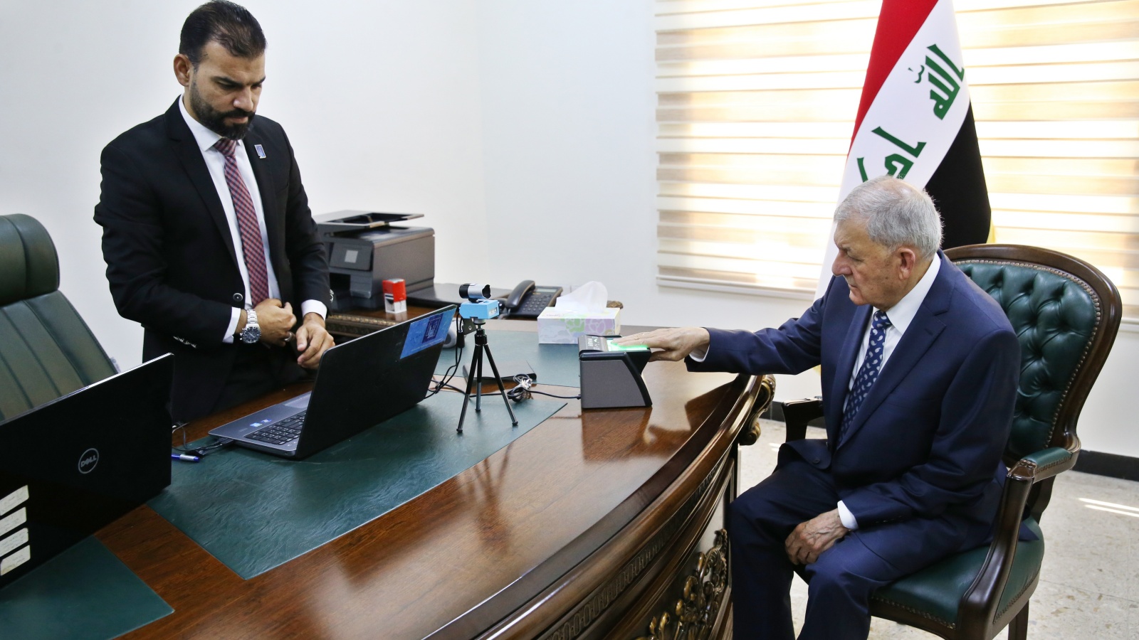 الرئيس العراقي عبد اللطيف رشيد خلال تحديثه لبطاقته البايورمترية الانتخابية الثلاثاء 20 يونيو 2023 (الرئاسة)