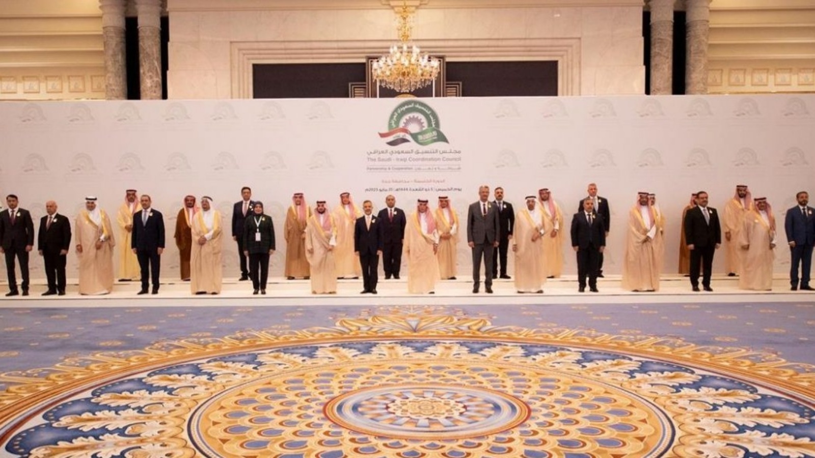 أعضاء الوفدين العراقي والسعودي في المجلس التنسيقي بين البلدين في نهاية اجتماعاتهم بمدينة جدة في 25 مايو 2023 (تويتر)