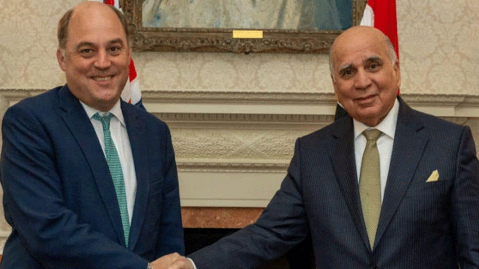 وزير الخارجية العراقي فؤاد حسين ملتقيًا في لندن مساء الثلاثاء 4 يوليو\تموز مع وزير الدفاع البريطاني بن والس (مكتبه)