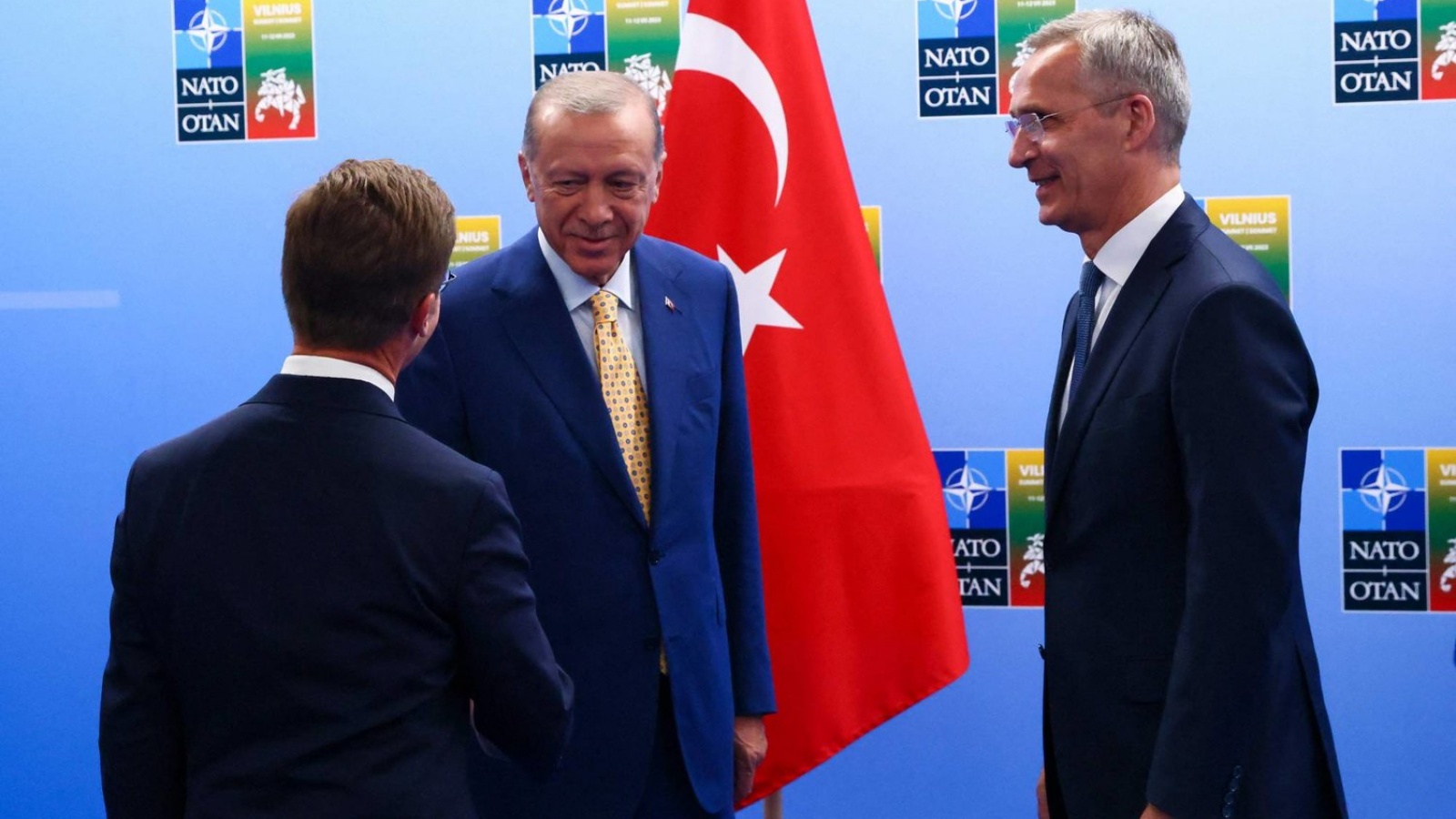 إردوغان لحظة وصوله إلى مقر «الناتو» وإلى جانبه رئيس وزراء السويد والأمين العام للناتو 
