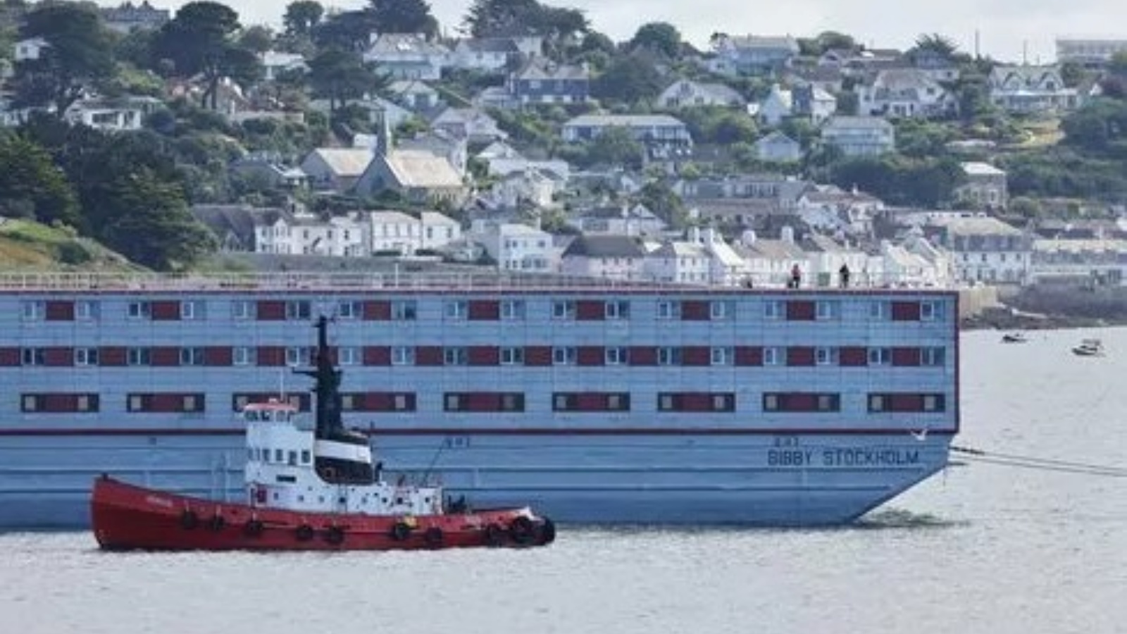 بارجة الإسكان (بيبي ستوكهولم) عند رسوها بميناء دورست البريطاني