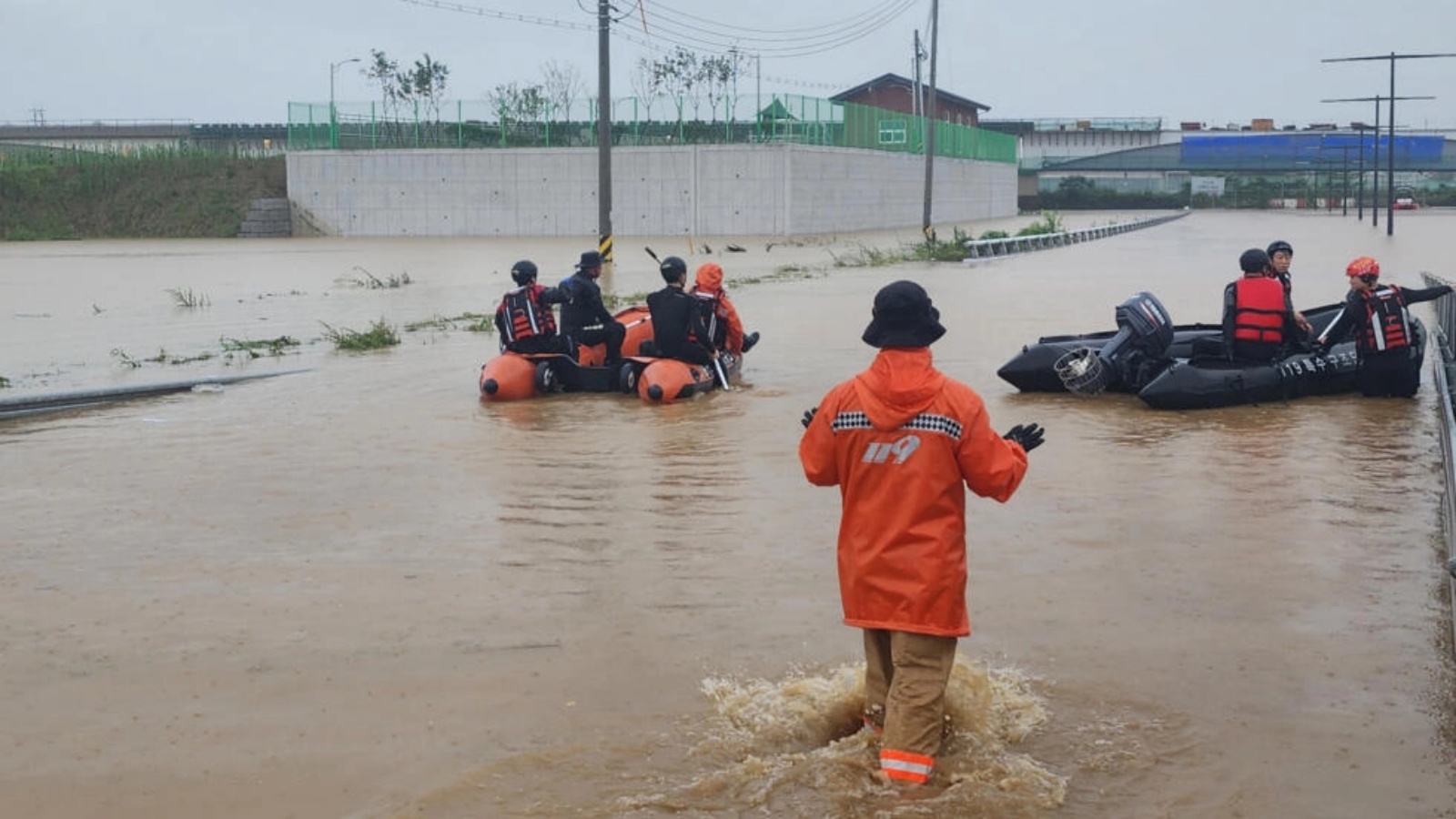 منقذون يبحثون عن ناجين على طول طريق غمرته المياه ويؤدي إلى نفق في شيونغجو بكوريا الجنوبية في 16 يوليو 2023 