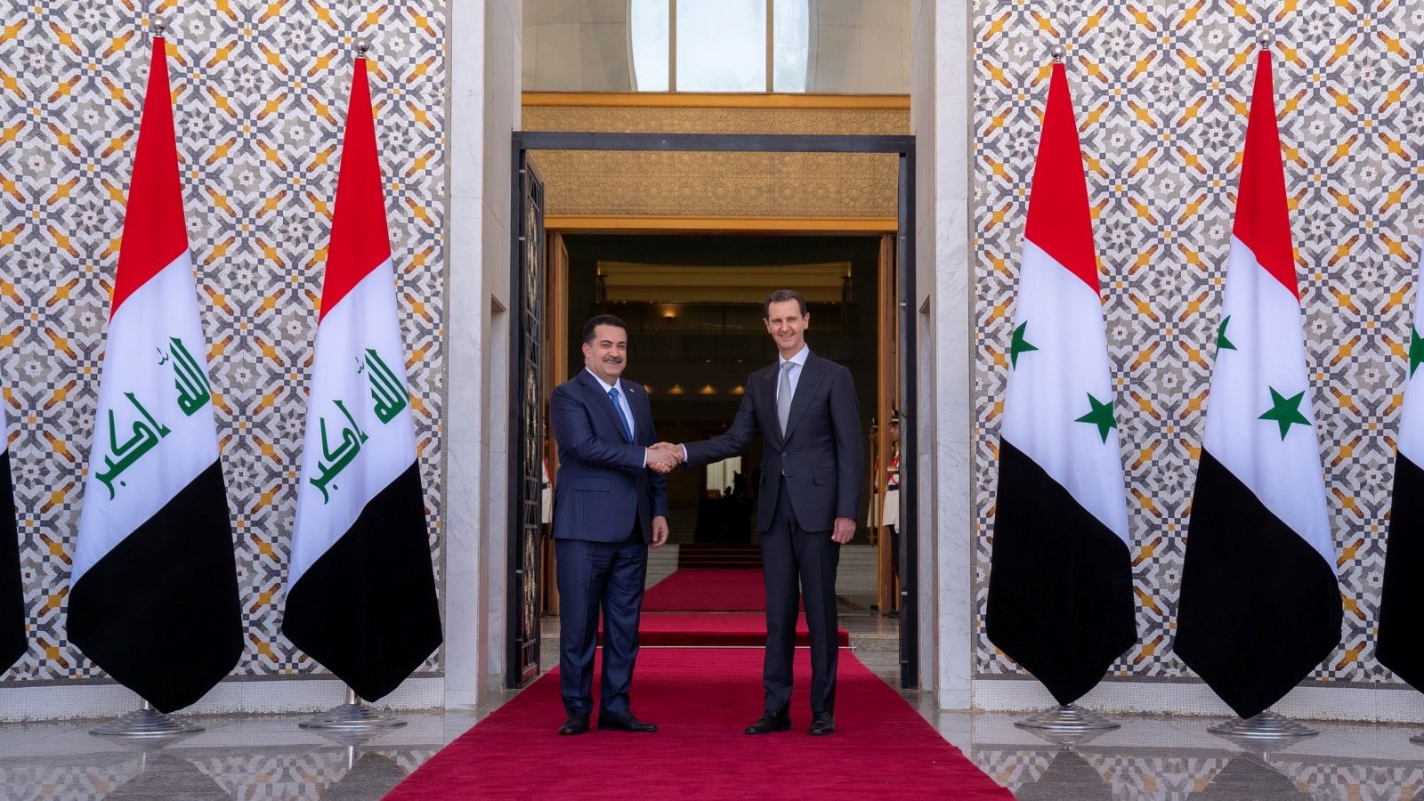 الأسد مستقبلاً السوداني في القصر الرئاسي بدمشق الاحد 16 يوليو 2023 (الرئاسة السورية)