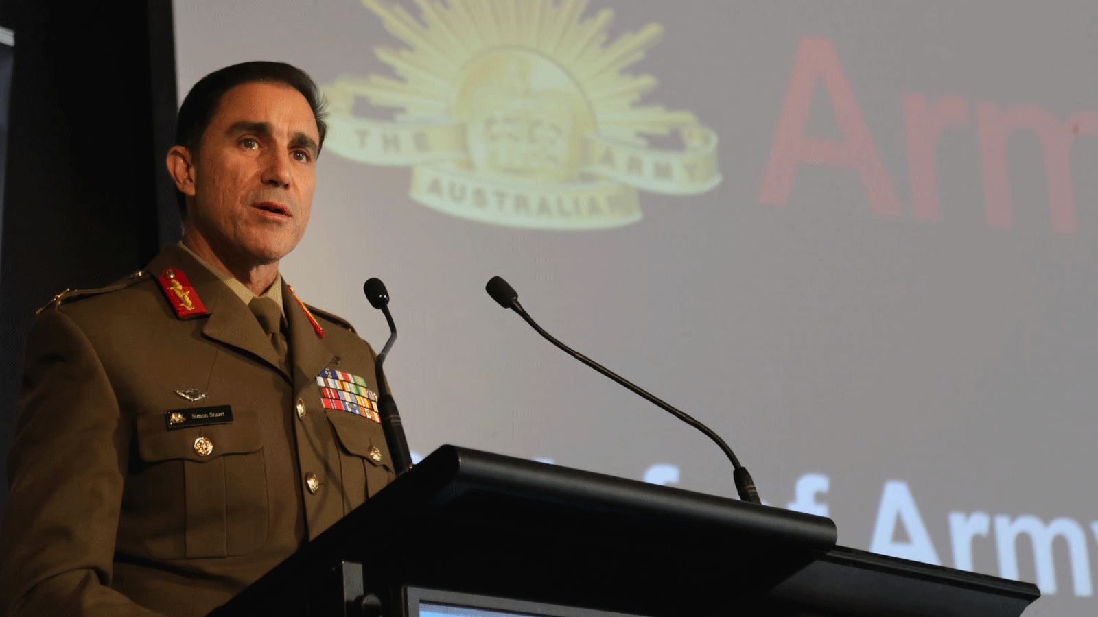 قائد الجيش الأسترالي اللفتنانت جنرال سايمن ستيوارت