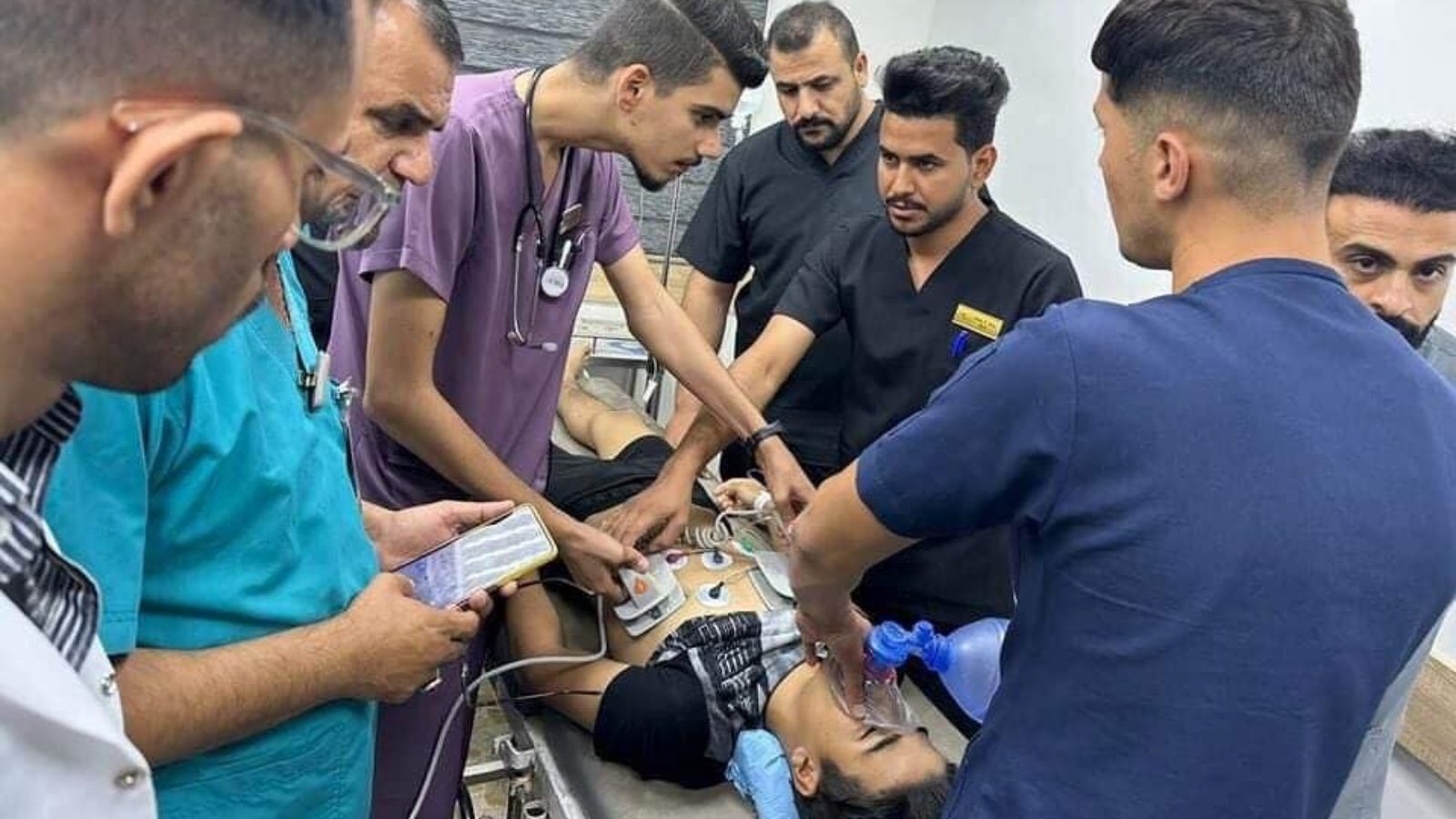 الملاكات الطبية بمستشفى المشخاب في محافظة النجف العراقية ينقذون الجمعة 4 أغسطس 2023 حياة مواطن تعرض لصعقة كهربائية (الصحة)