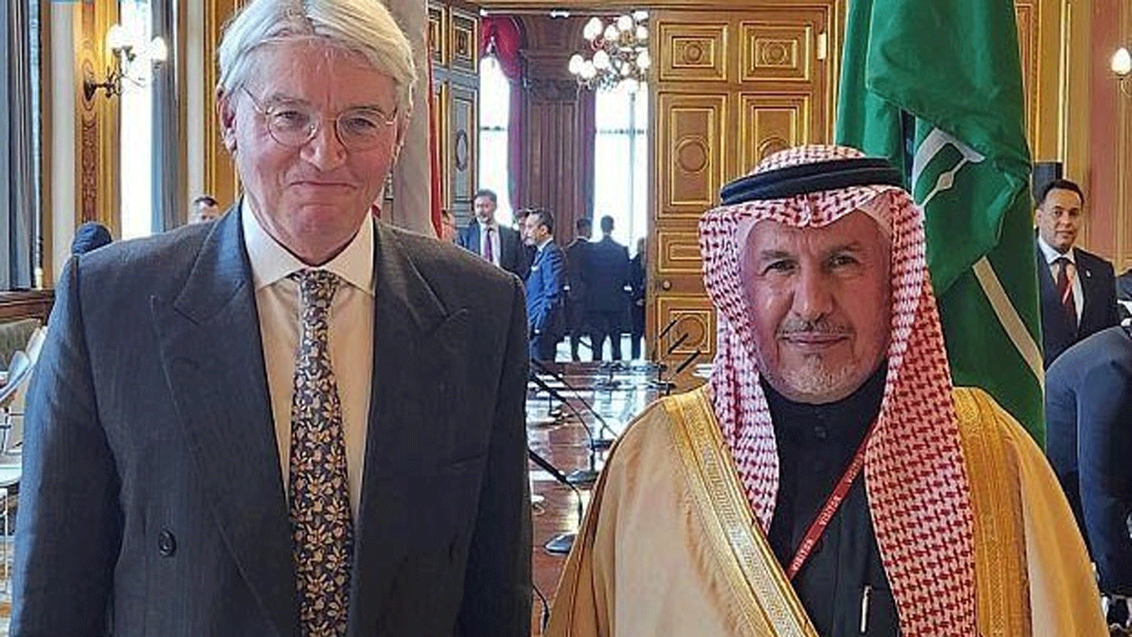 الدكتور الربيعة ووزير التنمية البريطاني قبيل توقييع اتفاق دعم الاغاثة 