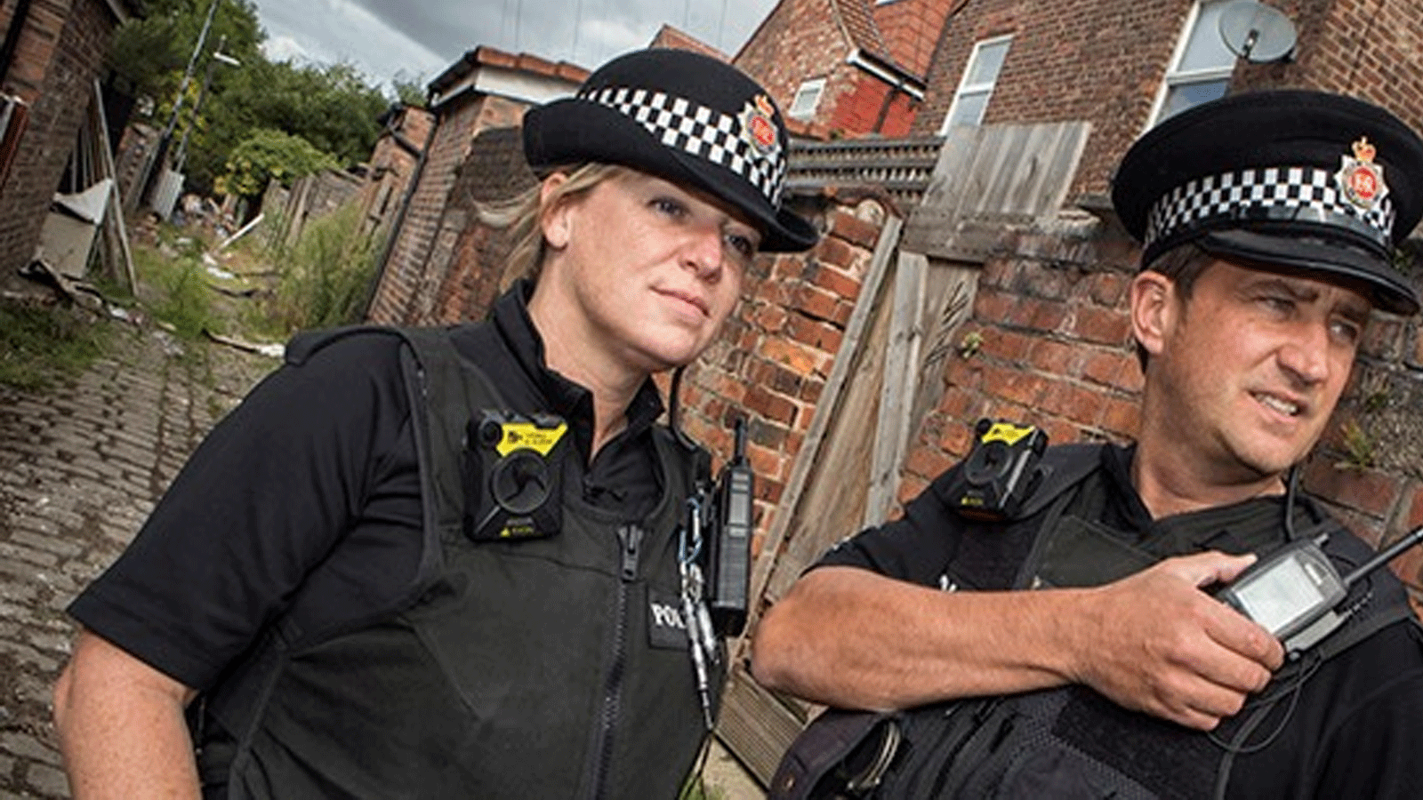 عنصران من شرطة مانشستر الكبرى التي تعرّضت للاختراق