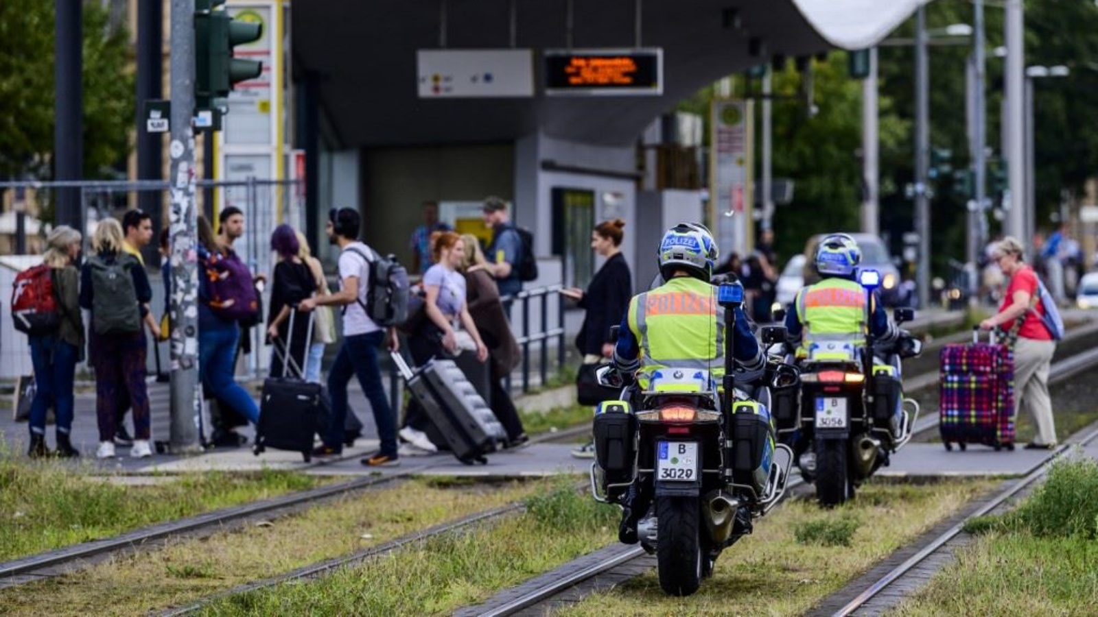 شرطيون يمرون بدراجاتهم في محطة ترام للتحايل على احتجاج يمنع حركة المرور أمام محطة القطارات الرئيسية في برلين 13 سبتمبر 2023