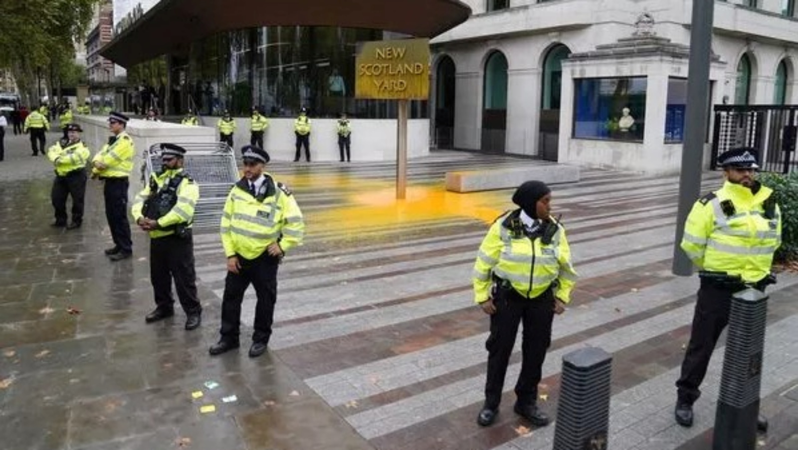 عدد من أفراد الشرطة أمام مبنى قيادة سكوتلانديارد في لندن