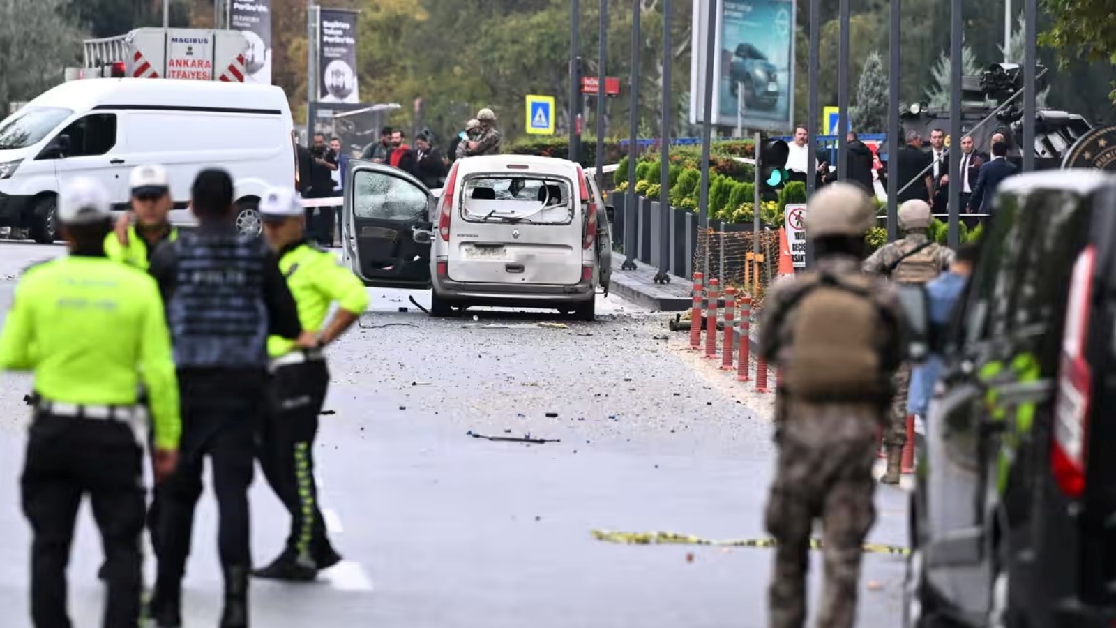 جانب من منطقة التفجير أمام مديرية الأمن التركية