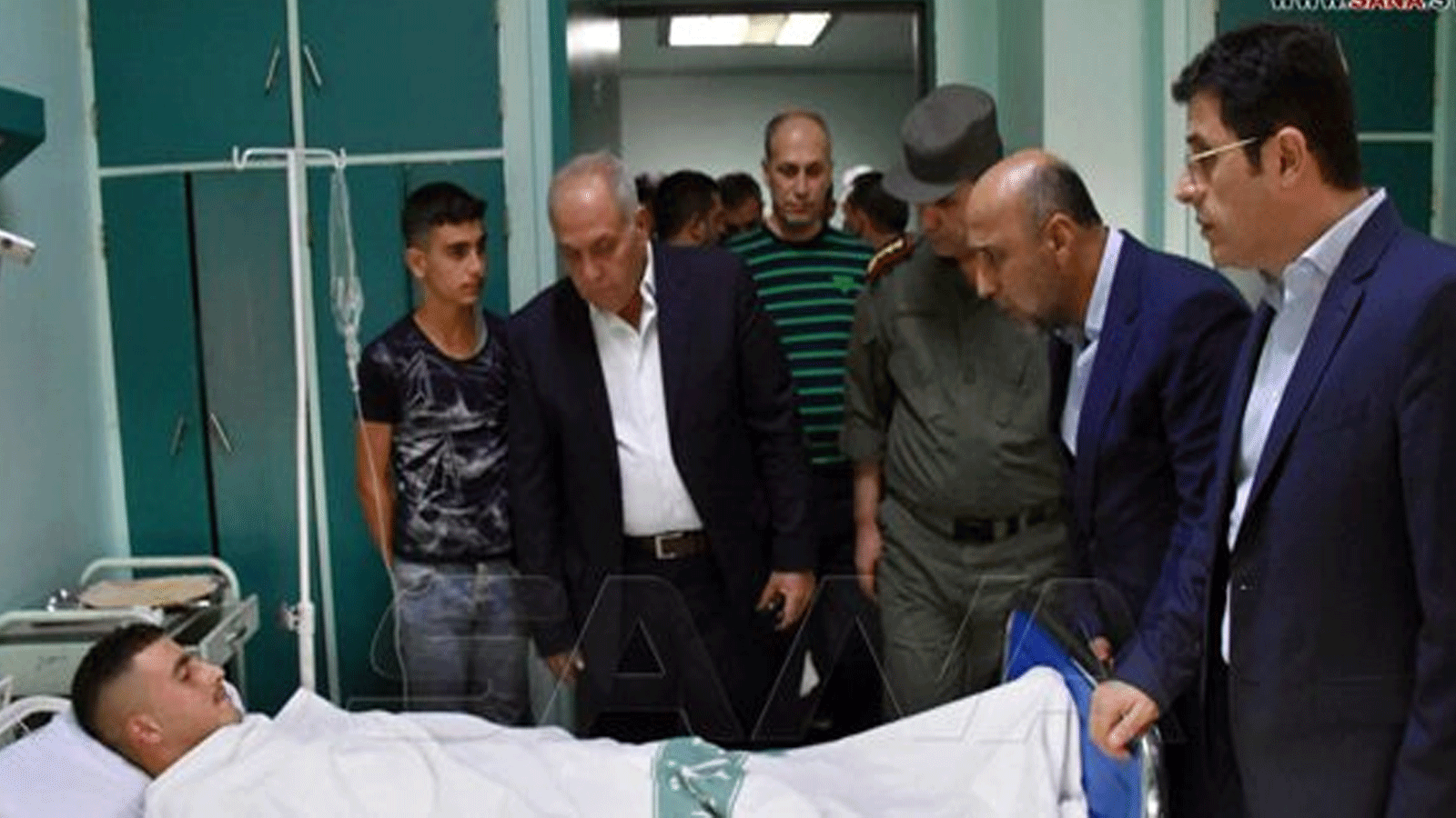 وزير الصحة السوري الدكتور حسن محمد الغباش يجول على الجرحى في المستشفيات