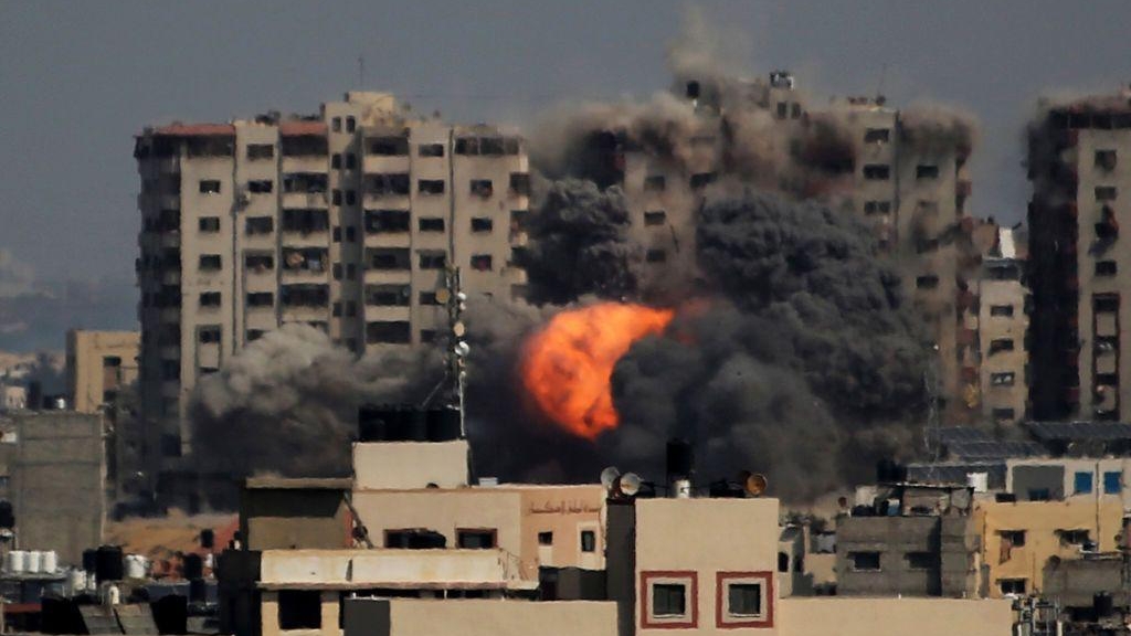 Getty Images في ظل صعوبة استمرار عمل الصحافيين مع اشتداد الحملة العسكرية على غزة، والانقطاع شبه التام للكهرباء، مثلت المنصّات الإلكترونية وسيلةً لنقل الصورة إلى العالم