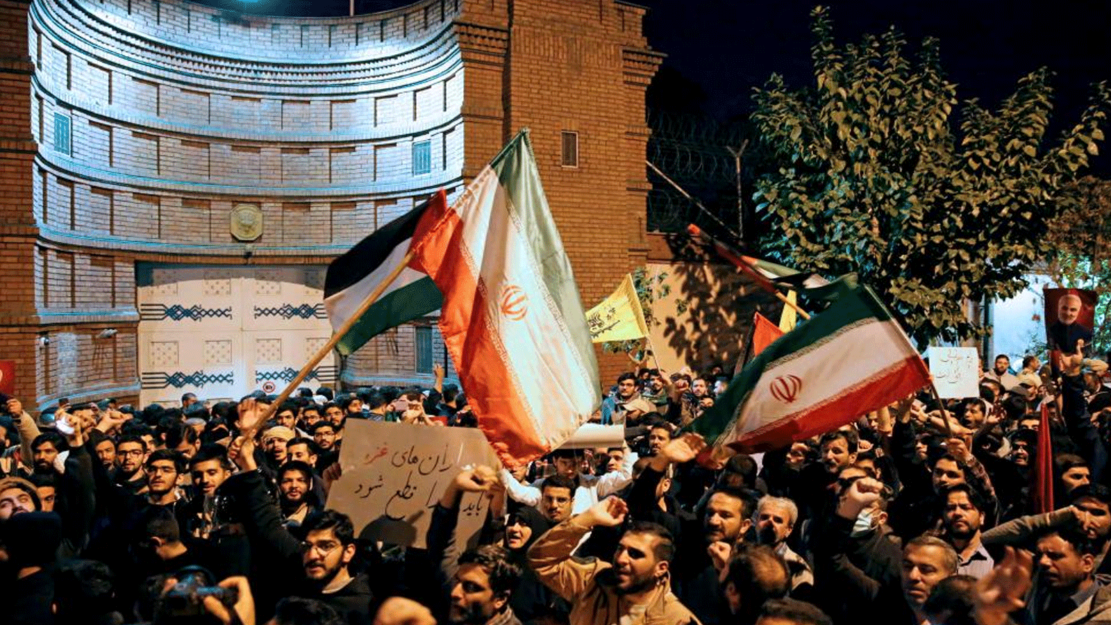 طلاب ومتظاهرون إيرانيون يتظاهرون دعمًا للفلسطينيين أمام السفارة الفرنسية في طهران، في الصباح الباكر من يوم 18 أكتوبر\تشرين الأول 2023.