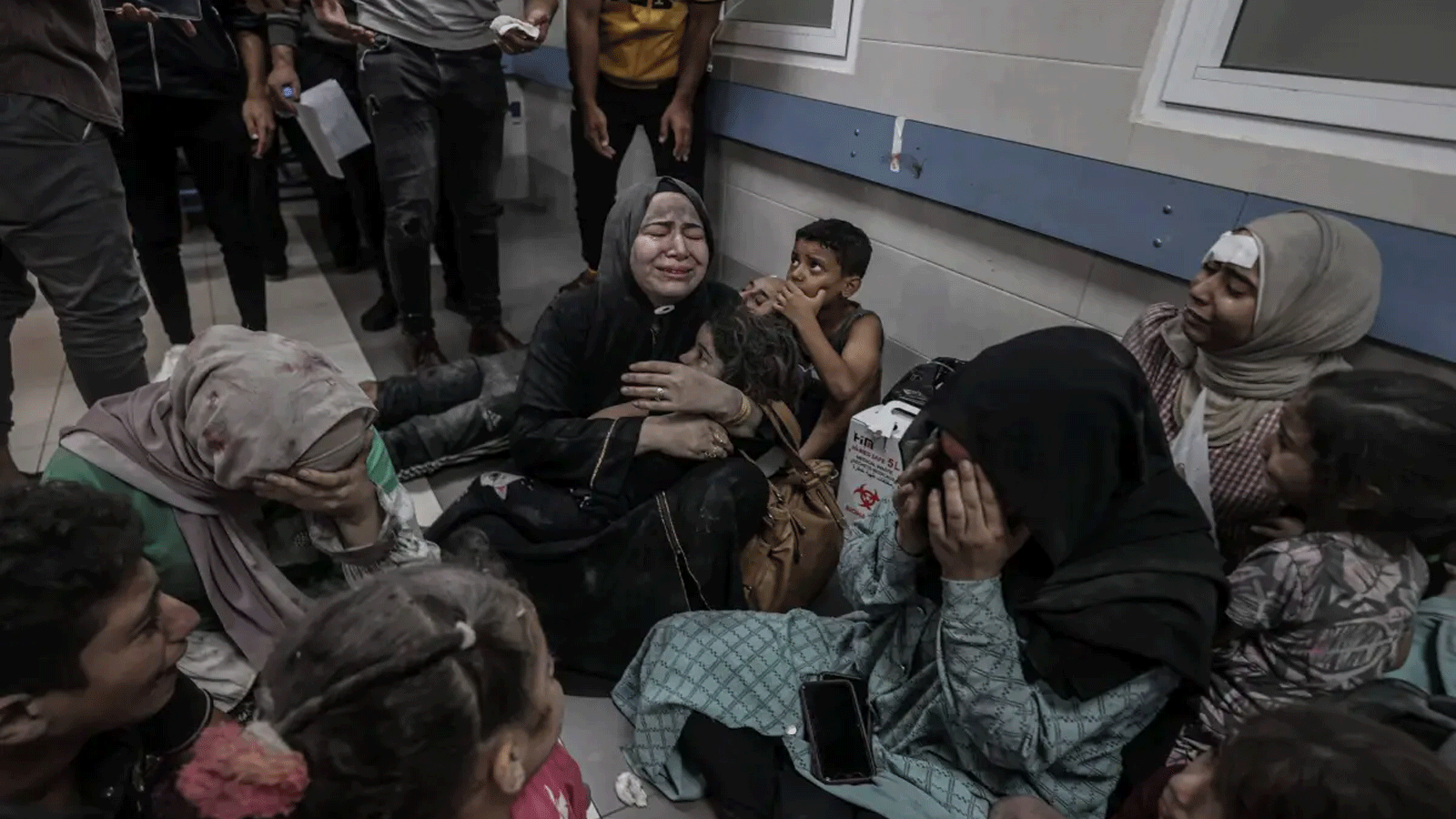 جرحى فلسطينيين تم نقلهم إلى مستشفى الشفاء عقب الغارة الجوية الإسرائيلية على المستشفى الأهلي المعمداني في مدينة غزة، غزة في 17 أكتوبر\تشرين الأول 2023