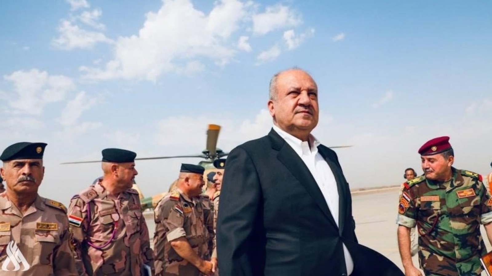 وزير الدفاع العراقي ثابت العباسي لدى وصوله الى قاعدة عين الاسد بمحافظة الانبار العراقية للاطلاع على الإجراءات الأمنية وحمايتها من صواريخ ومسيرات المليشيات العراقية (تويتر)