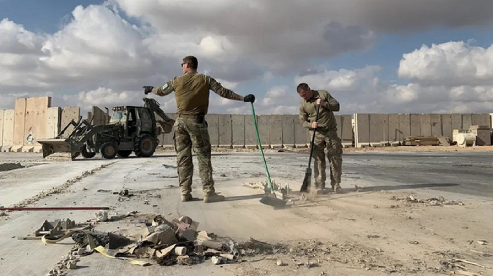 صورة أرشيفية لجنود أمريكيين يزيلون الأنقاض في قاعدة عين الأسد العسكرية في محافظة الأنبار غربي العراق