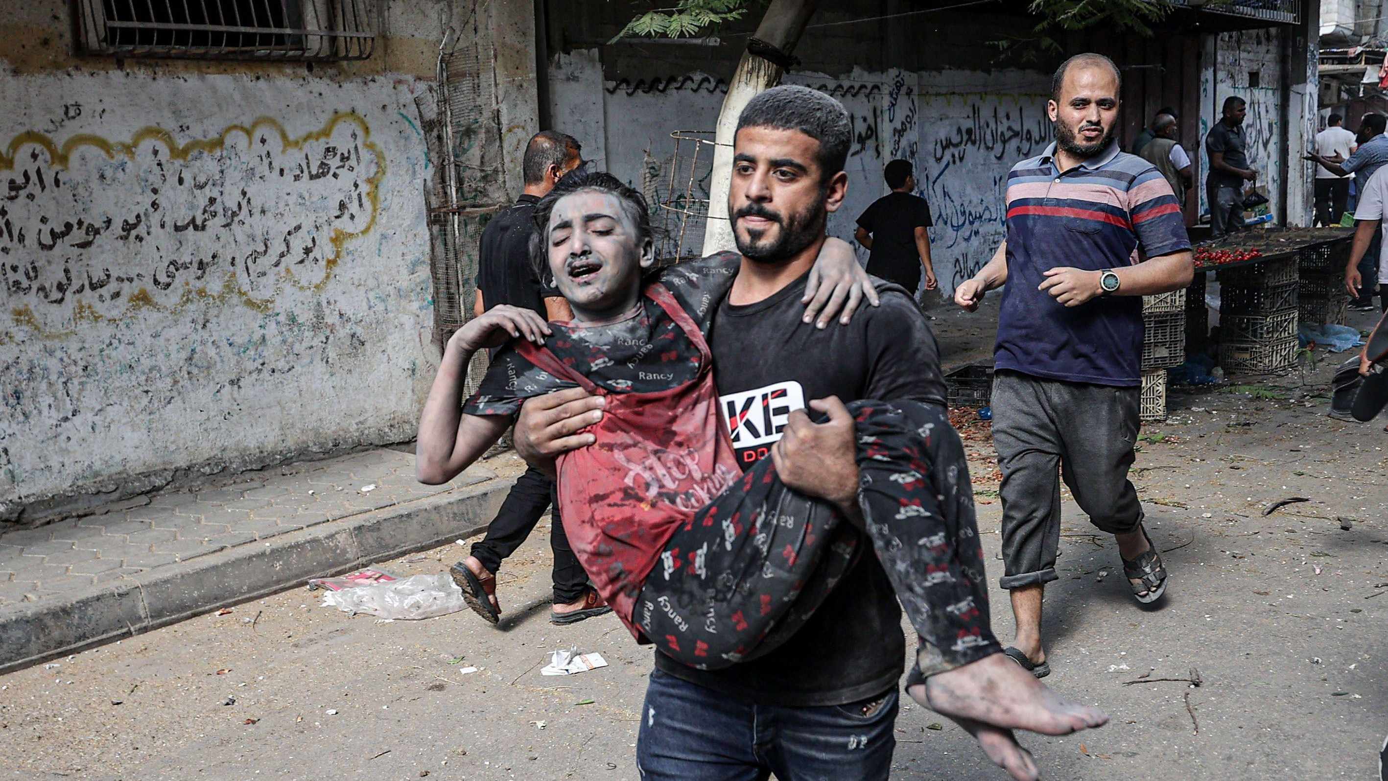 Getty Images | مشهدٌ من تداعيات القصف الإسرائيلي على قطاع غزة يوم الخميس الثاني من نوفمبر/ تشرين الثاني 2023