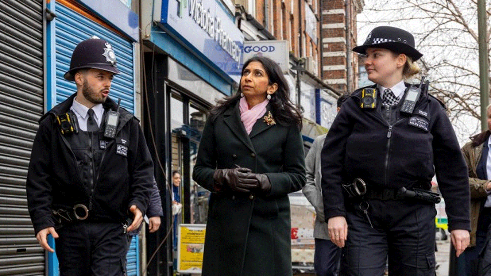 وزيرة الداخلية البريطانية سويلا برافرمان في جولة في شنال لندن بين ضابطين من شرطة سكوتلانديارد