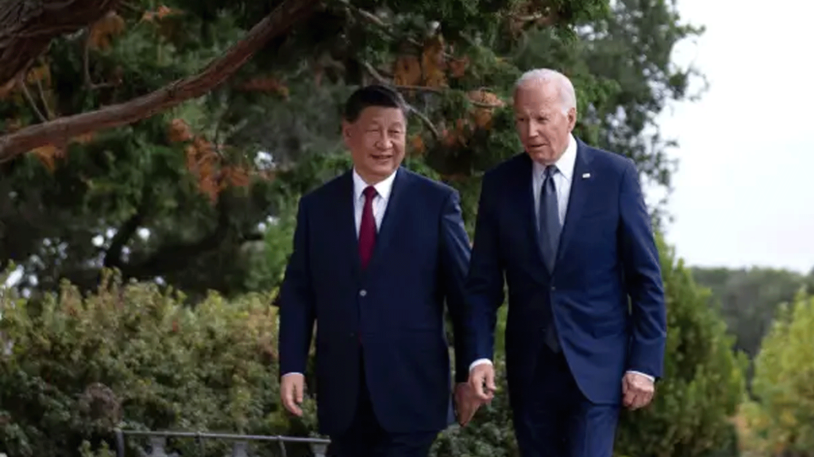 الرئيس الأميركي جو بايدن والرئيس الصيني خلال نزهة في كاليفورنيا عشية قمة آبيك