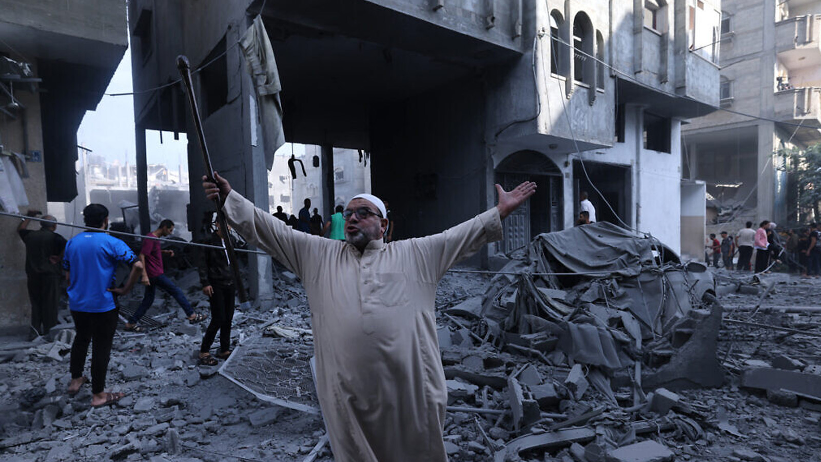 فلسطيني يتفاعل وسط أنقاض مبنى بعد غارة جوية إسرائيلية على مخيم رفح للاجئين، في جنوب قطاع غزة