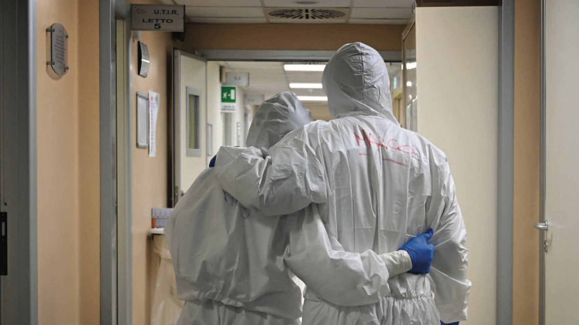 طبيب وممرضة بملابس واقية بعد انتهاء عملهما في وحدة العناية المركزة التي تعالج مرضى كوفيد-19 في مستشفى في روما في نيسان (أبريل) 2020